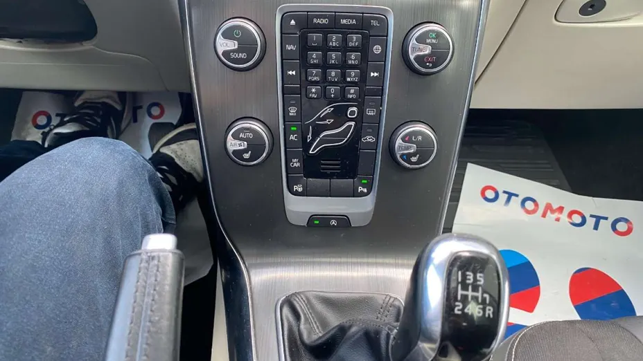 VOLVO V40 -