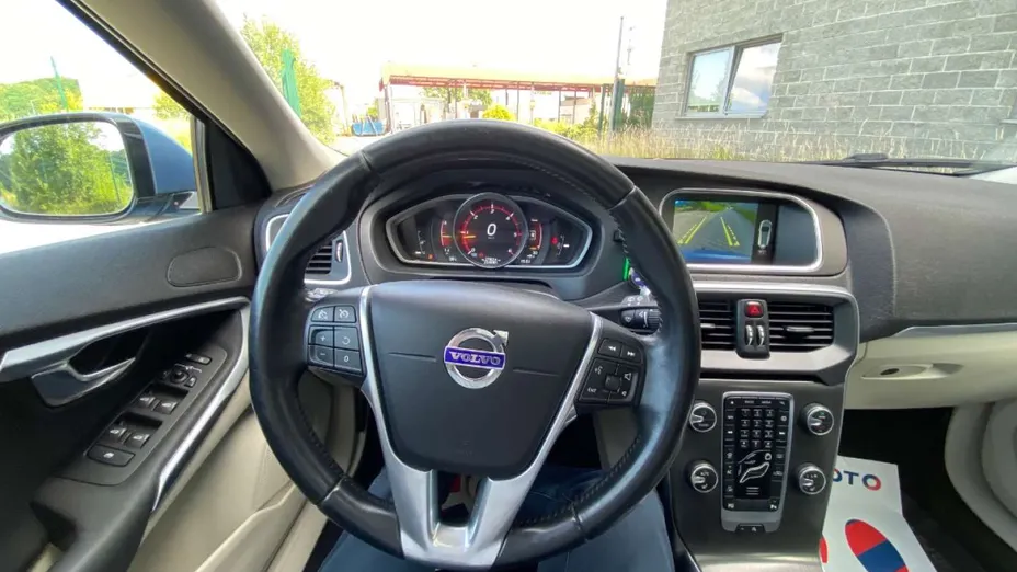 VOLVO V40 -
