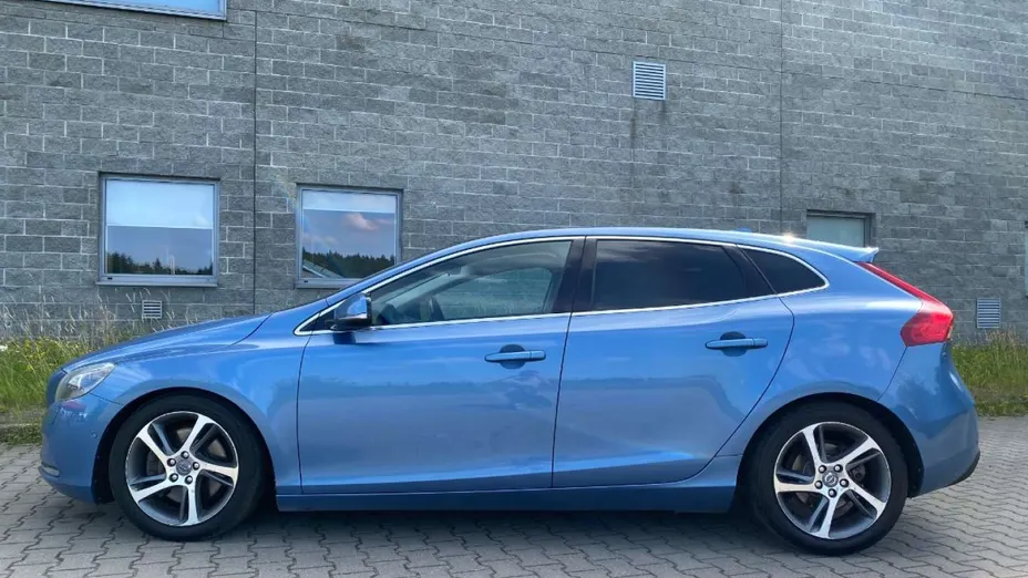 VOLVO V40 -