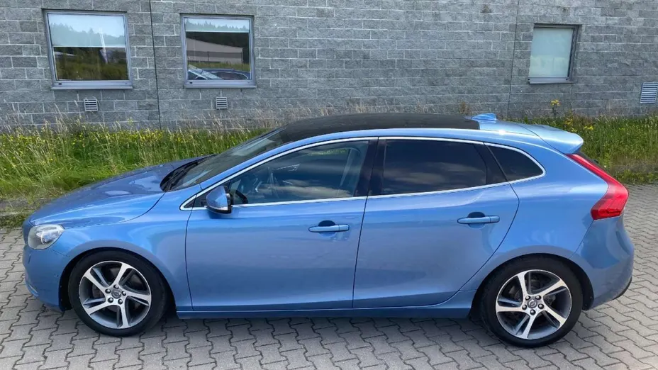 VOLVO V40 -