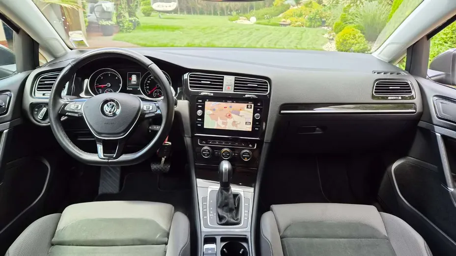 VOLKSWAGEN Golf -