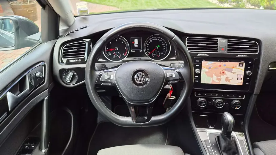 VOLKSWAGEN Golf -