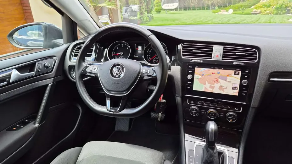 VOLKSWAGEN Golf -