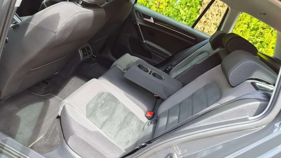 VOLKSWAGEN Golf -