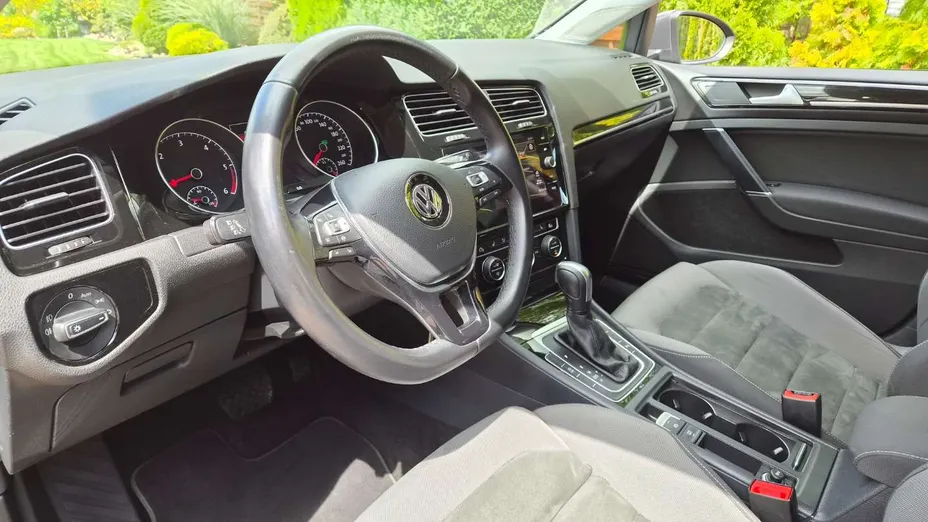 VOLKSWAGEN Golf -