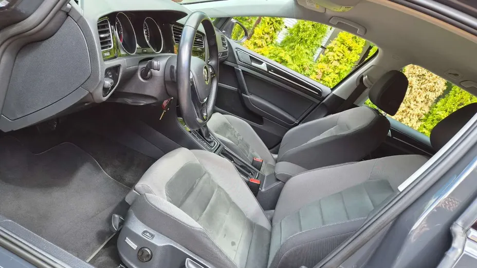 VOLKSWAGEN Golf -