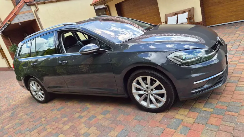 VOLKSWAGEN Golf -
