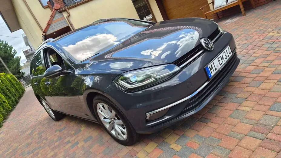VOLKSWAGEN Golf -