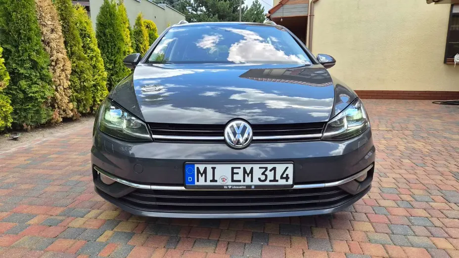 VOLKSWAGEN Golf -