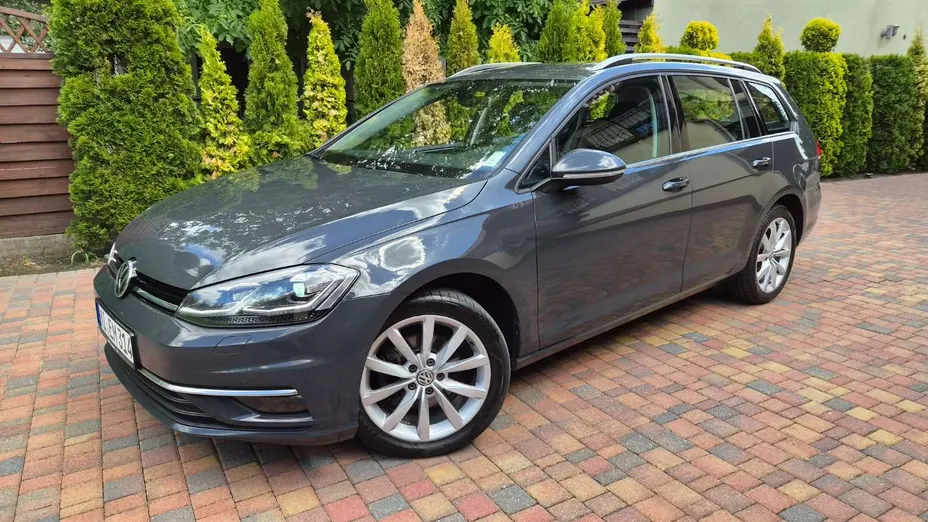 VOLKSWAGEN Golf -