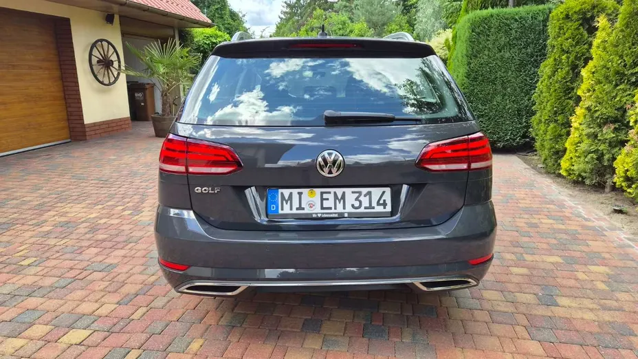 VOLKSWAGEN Golf -