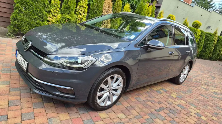 VOLKSWAGEN Golf -