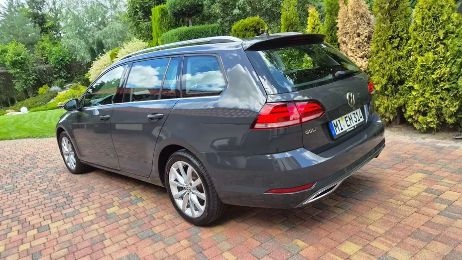 VOLKSWAGEN Golf -