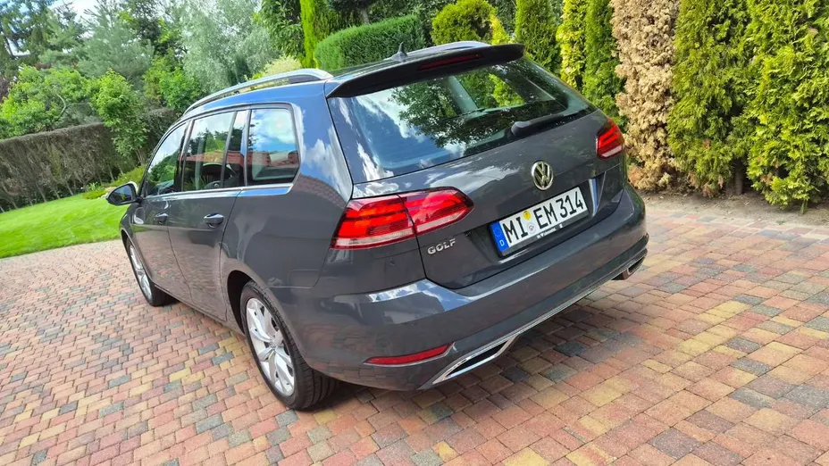 VOLKSWAGEN Golf -