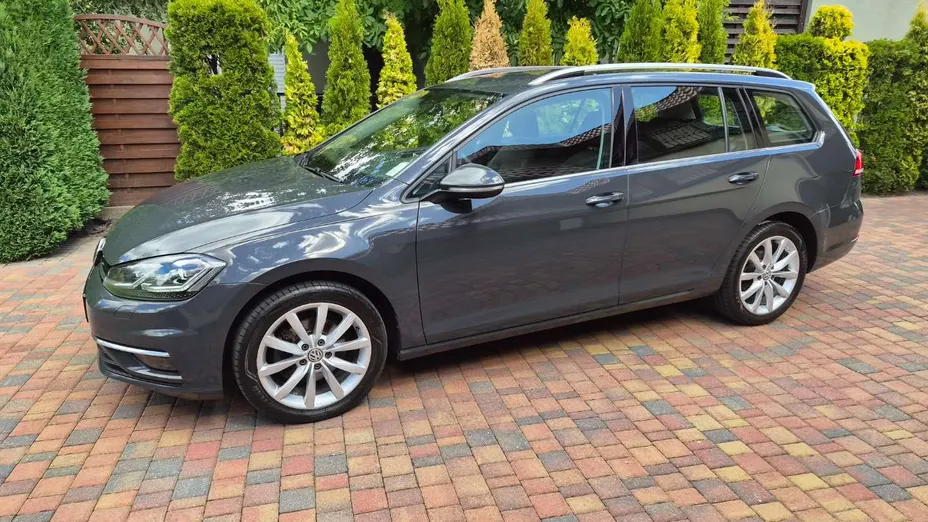 VOLKSWAGEN Golf -