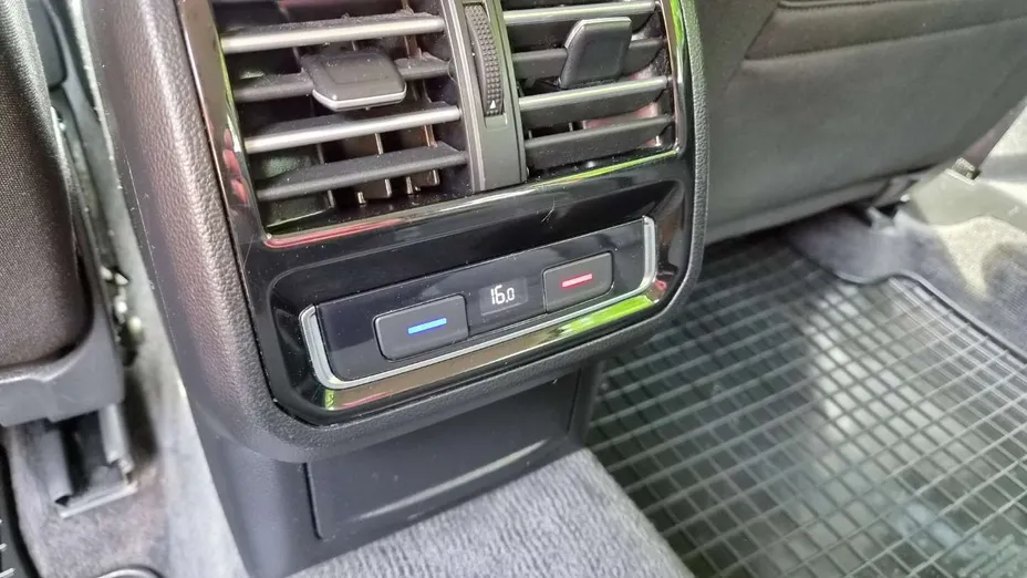 VOLKSWAGEN Passat -