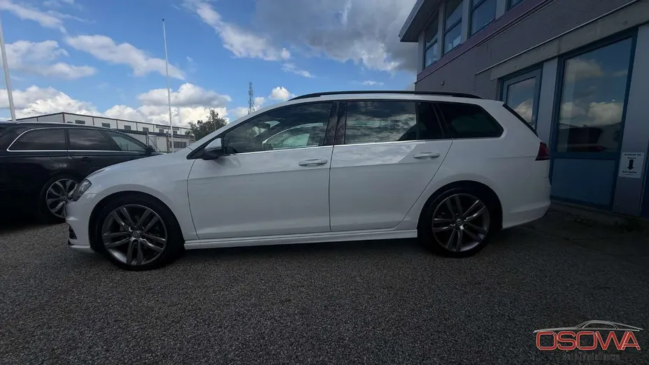 VOLKSWAGEN Golf -