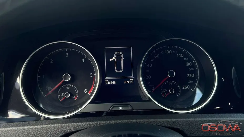 VOLKSWAGEN Golf -
