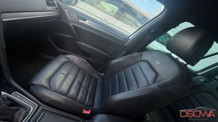 VOLKSWAGEN Golf -