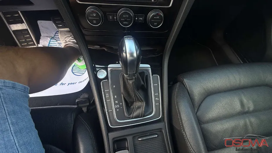 VOLKSWAGEN Golf -