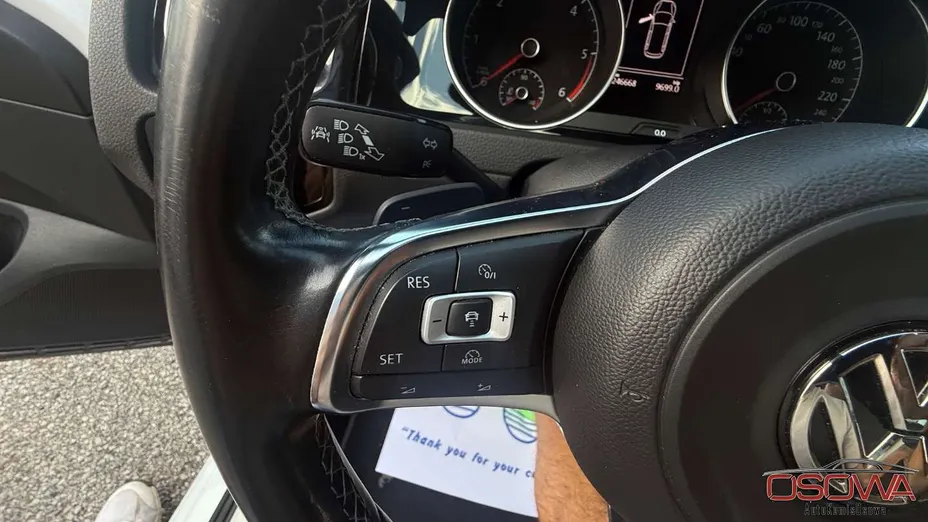 VOLKSWAGEN Golf -