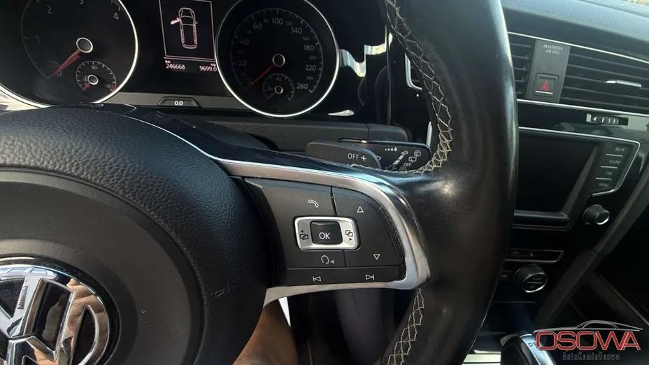 VOLKSWAGEN Golf -