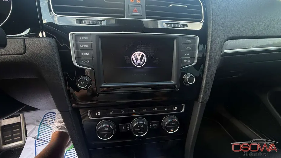 VOLKSWAGEN Golf -