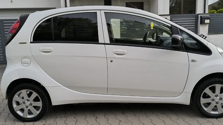 PEUGEOT iOn -