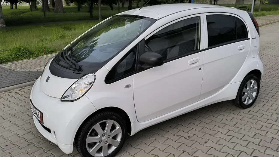 PEUGEOT iOn -
