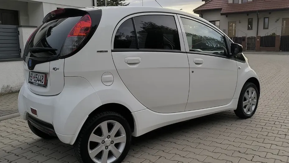 PEUGEOT iOn -