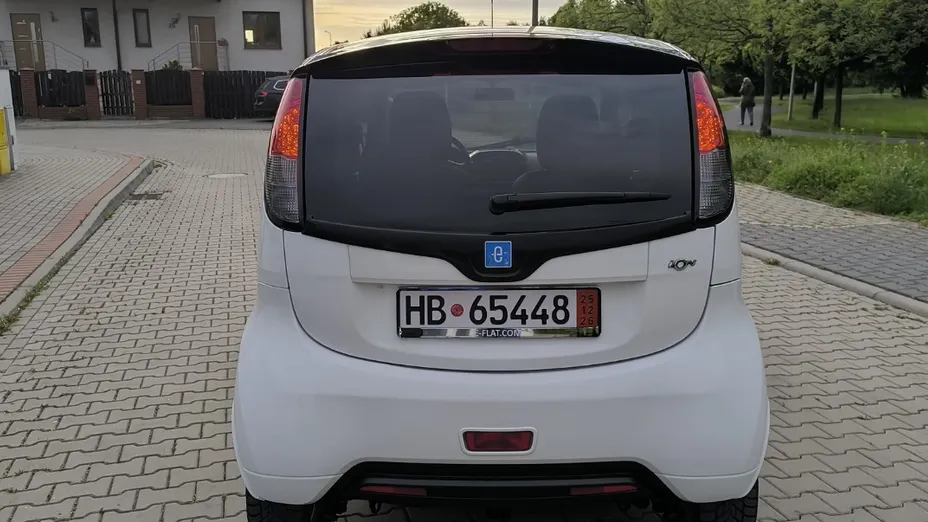 PEUGEOT iOn -