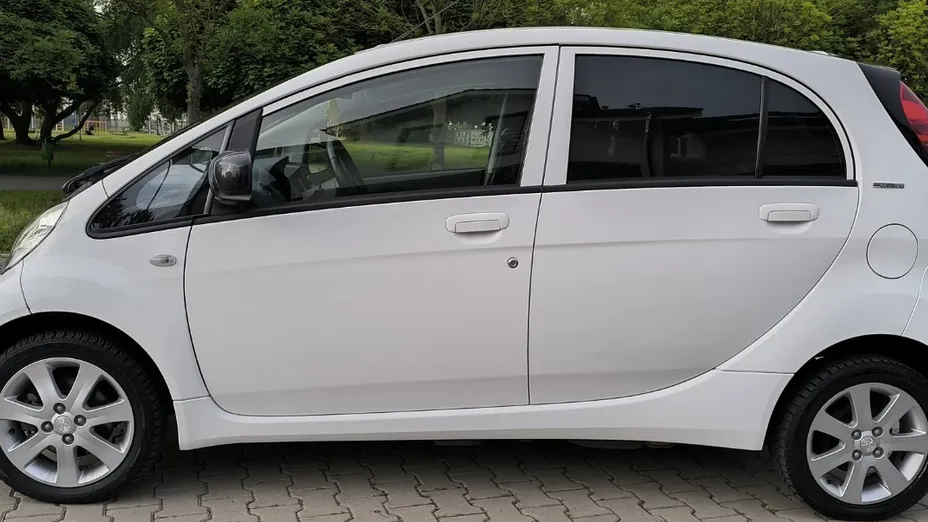 PEUGEOT iOn -