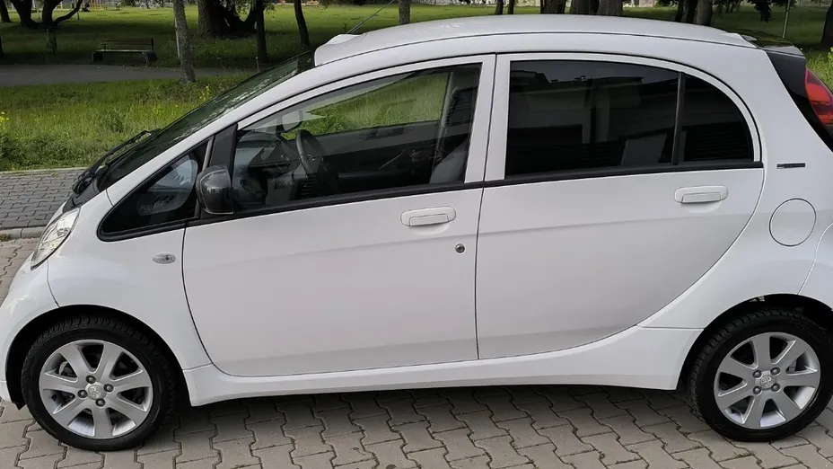 PEUGEOT iOn -