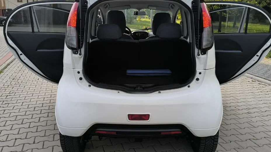 PEUGEOT iOn -