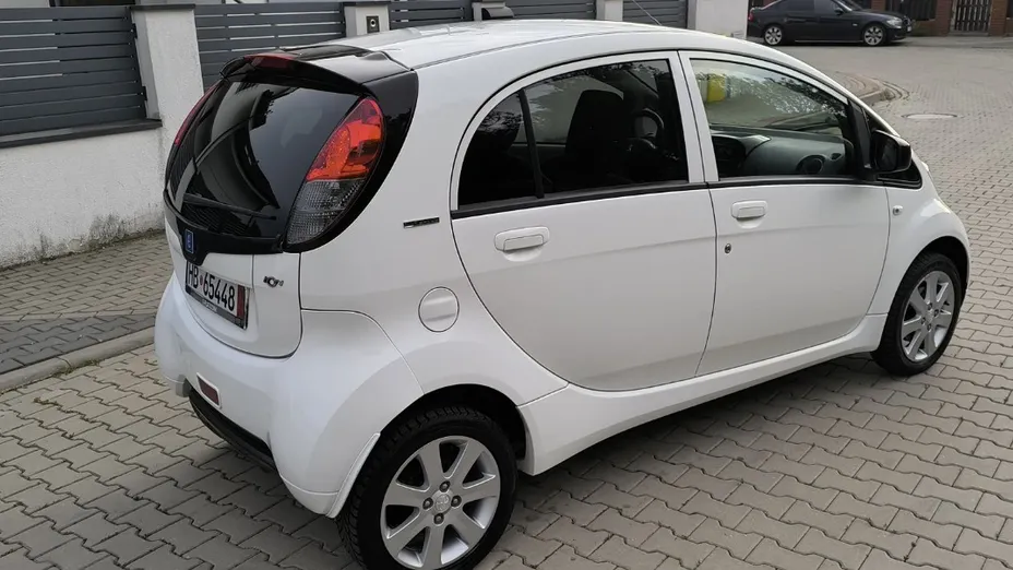 PEUGEOT iOn -