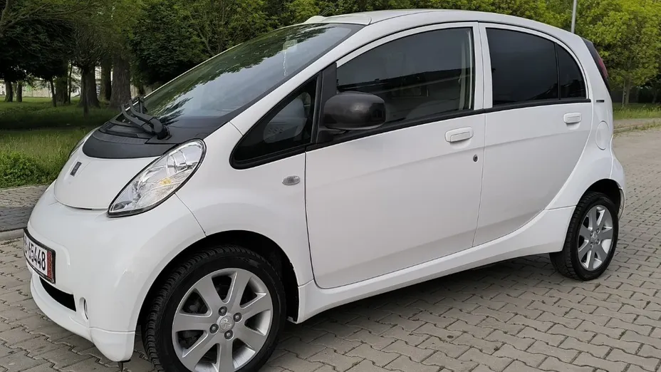 PEUGEOT iOn -
