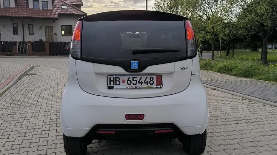 PEUGEOT iOn -