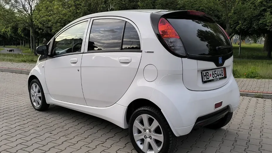 PEUGEOT iOn -