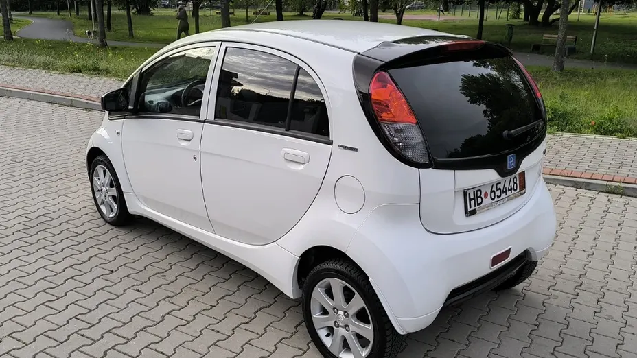PEUGEOT iOn -