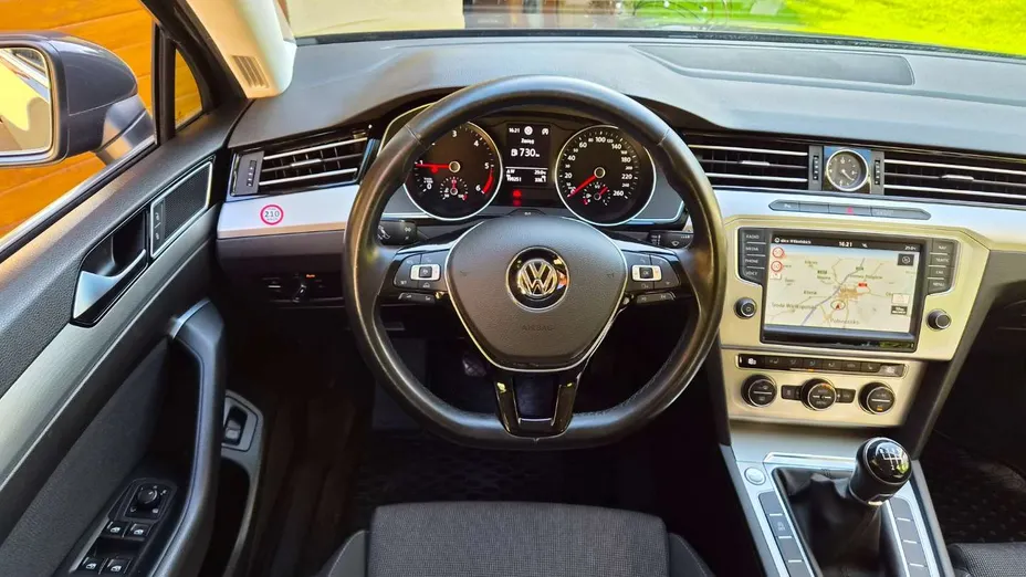 VOLKSWAGEN Passat -