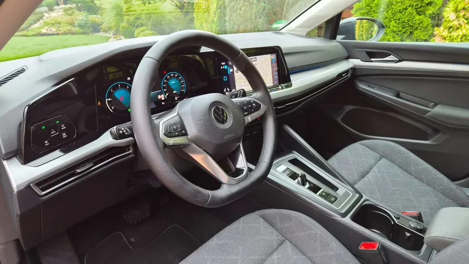 VOLKSWAGEN Golf -