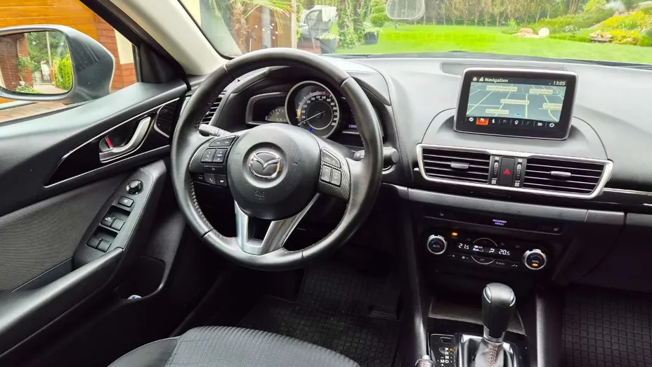 MAZDA 3 -