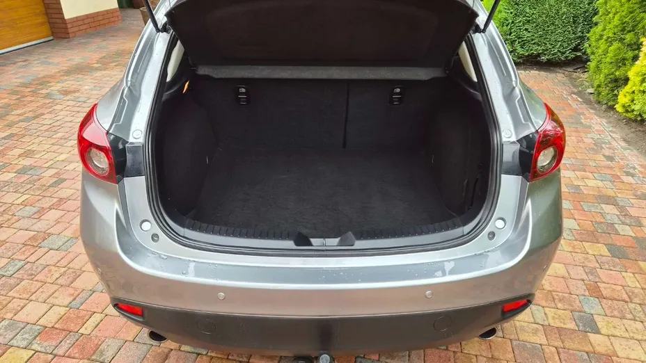 MAZDA 3 -