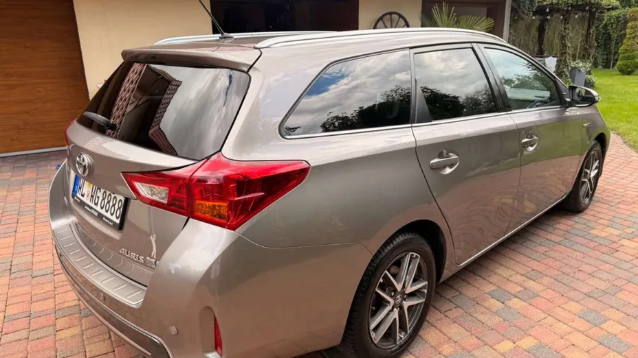 TOYOTA Auris -