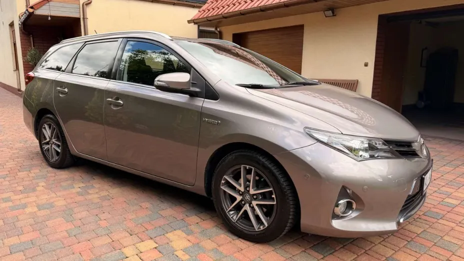 TOYOTA Auris -