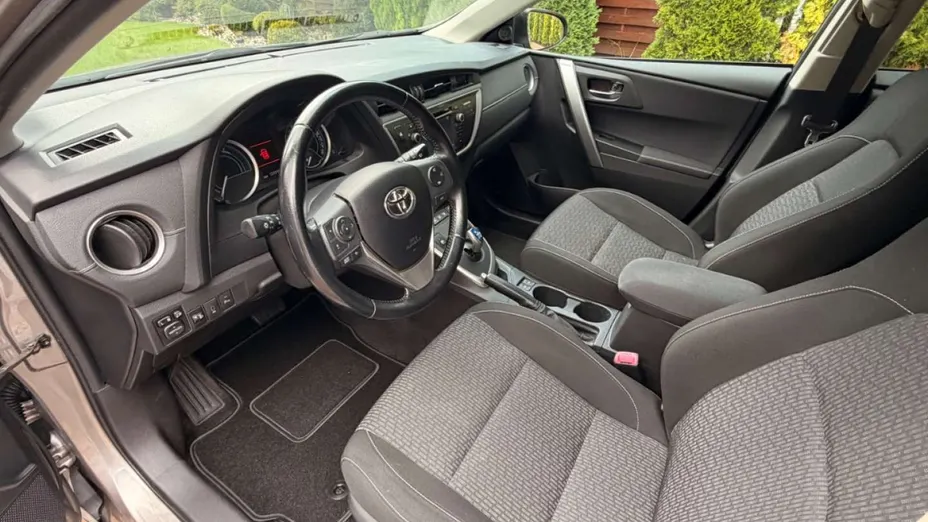 TOYOTA Auris -