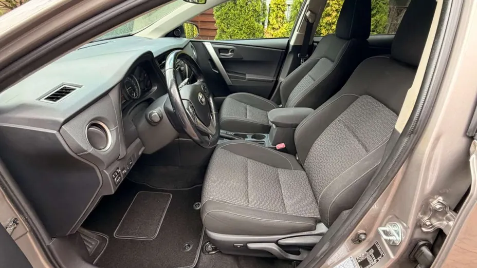 TOYOTA Auris -