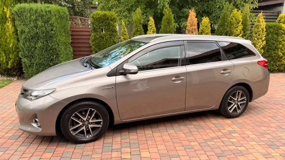 TOYOTA Auris -