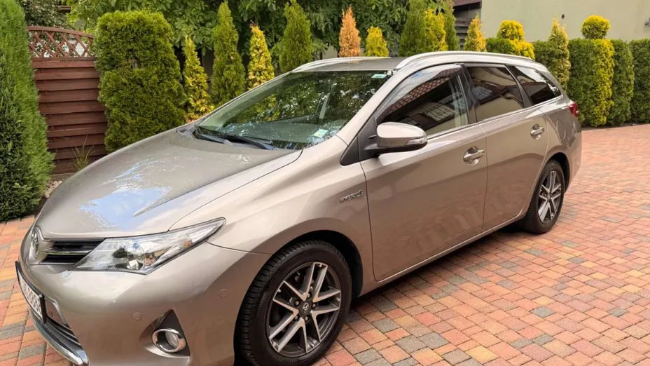 TOYOTA Auris -