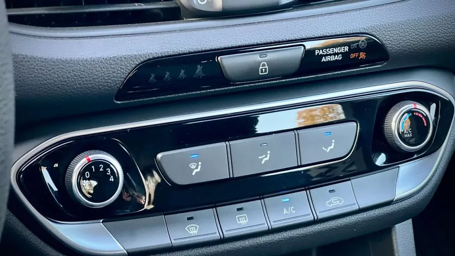 HYUNDAI i30 -